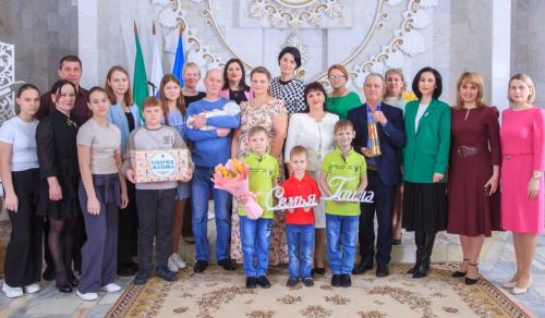 В Заинск доставлена капсула семейного очага «Сердце России»