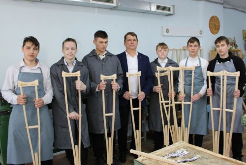 Помощь для госпиталей: в заинской школе приступили к изготовлению костылей