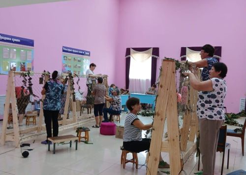 Жители Савалеево за полгода сплели более 200 маскировочных сетей и заготовили более 40 000 пакетиков чая с травами