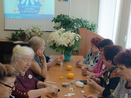 Ромашки в подарок: в Заинске прошел мастер-класс ко Дню семьи, любви и верности