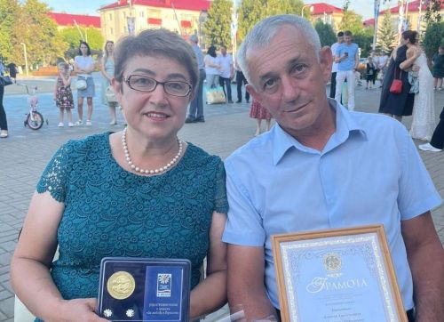 В Заинске семья Барсуковых награждена медалью «За любовь и верность»