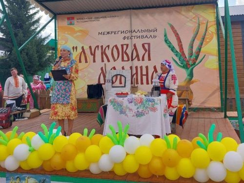 «Луковая долина» в Черемшане: пирог-гигант, обряды и луковые бои