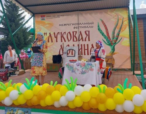 «Луковая долина» в Черемшане: пирог-гигант, обряды и луковые бои