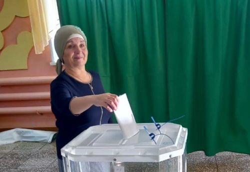 Материнский долг и гражданская позиция: Нурфия из Именлибаша проголосовала за будущее сына и страны