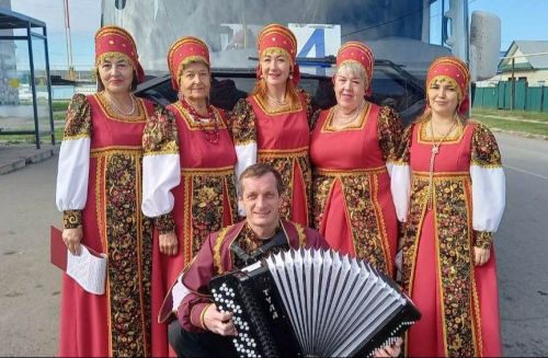 Творческий десант поздравил старшее поколение заинцев в автобусе маршрута №4