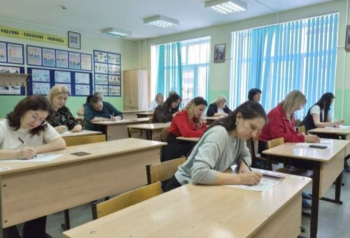 В Заинске прошла акция «Сдаем вместе»: родители написали пробный ЕГЭ