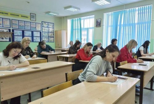 В Заинске прошла акция «Сдаем вместе»: родители написали пробный ЕГЭ