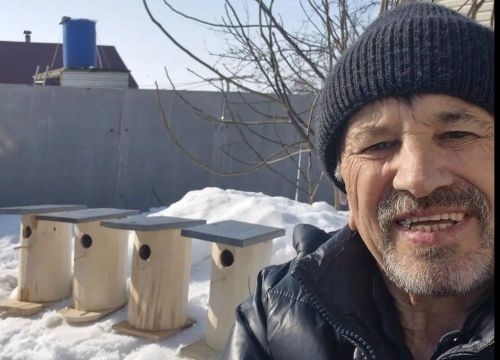 Заинский мастер создает элитные скворечники из бревна для птиц весной