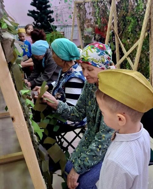 Дошколята из Кадырово попробовали плести масксети и узнали больше о военной службе