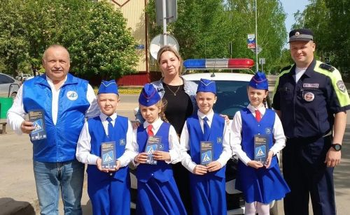 Заинские школьники напомнили водителям о главном правиле — быть внимательными
