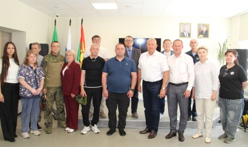 В Заинске за чашкой чая бойцы СВО пообщались с руководством и волонтерами