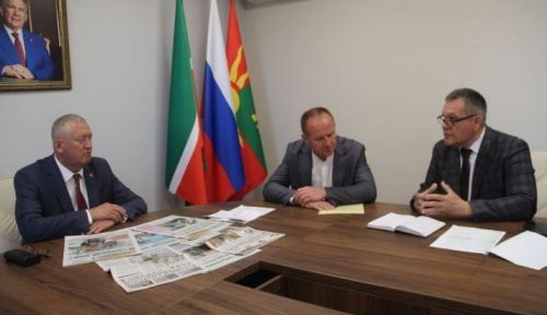 Глава Заинского района призвал дружить с газетой и лично подписал семьи участников СВО