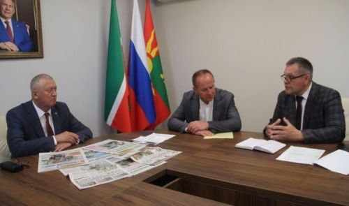 Глава Заинского района призвал дружить с газетой и лично подписал семьи участников СВО