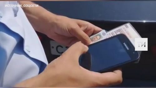 Сотрудники ДПС рассказали, как пользоваться электронными водительскими правами
