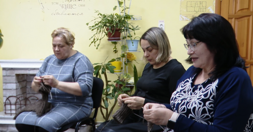 Заинские женщины вяжут носки для наших бойцов