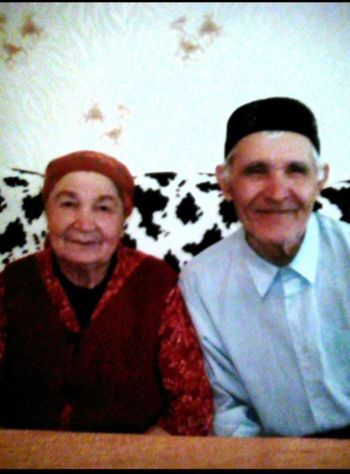Хөрмәтле әниебез, яраткан әбиебезне күркәм юбилее белән котлыйбыз!