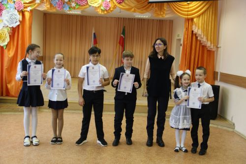 Укучылар һәм педагоглар Зәйдә фәнни эшләр яклады (фоторепортаж)