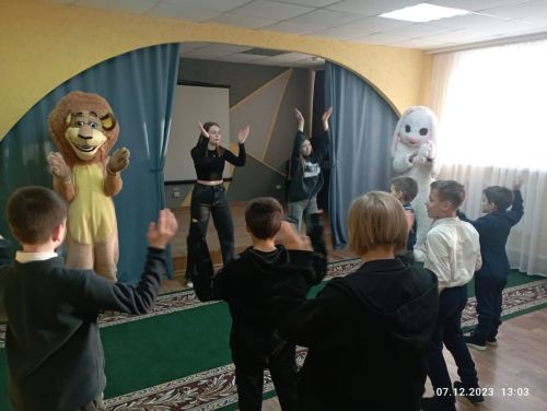 В Заинске школьники приняли участие во флешмобе с ростовыми куклами