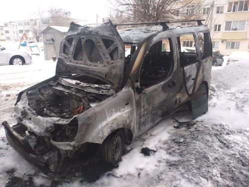 В Заинске во дворе жилого дома сгорел автомобиль