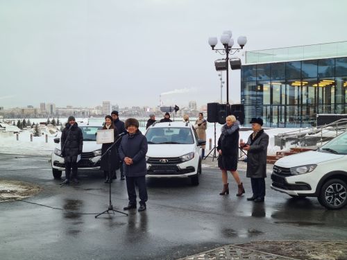Минниханов вручил автомобиль Заинскому управлению культуры