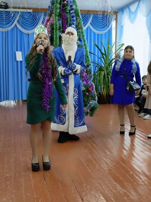 Сарсаз-Баграж мәктәбенә «Чыршы бәйрәме» үткәрү өчен авыл Советы депутаты матди ярдәм күрсәтте