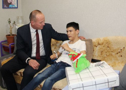 Руководитель исполкома Заинского района исполнил новогоднюю мечту мальчика