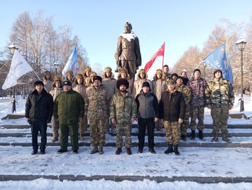 Никто не забыт: жители Заинска возложили цветы к памятнику в День Неизвестного солдата
