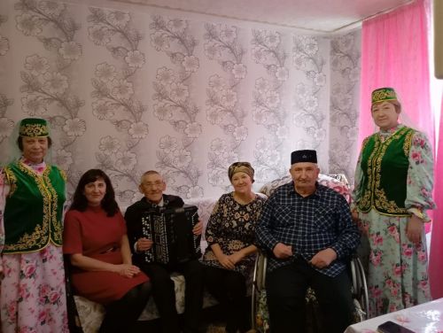 В Заинске людей с ограниченными возможностями поздравили на дому