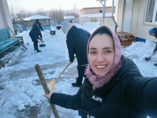 Югары Пәнәчедә ике улы да махсус хәрби операциядә катнашучы әнигә хуҗалыгында кар чистартуга булыштылар