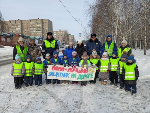 Заинские дошколята поздравили водителей с 23 февраля