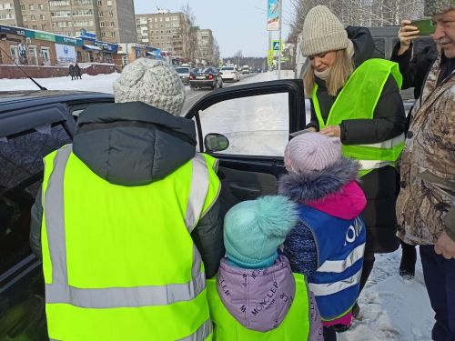 Заинские дошколята поздравили водителей с 23 февраля