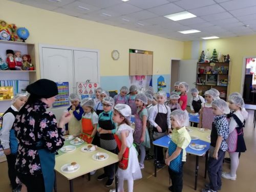 «Кояшкай»да әтиләргә капкейкалар ясадылар