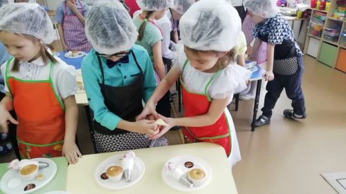 «Кояшкай»да әтиләргә капкейкалар ясадылар