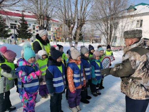 Заинские дошколята поздравили водителей с 23 февраля