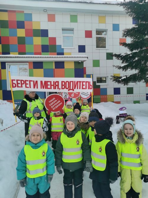 Заинские дошколята поздравили водителей с 23 февраля