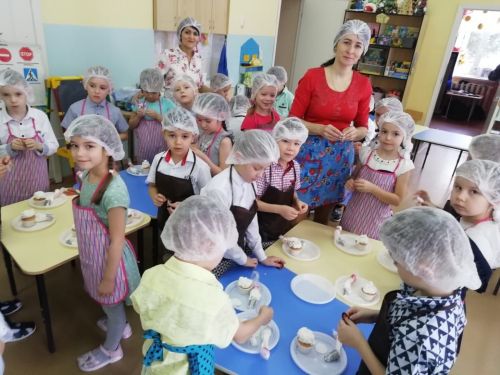 «Кояшкай»да әтиләргә капкейкалар ясадылар