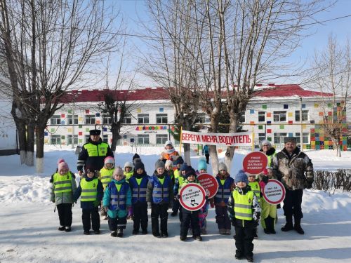 Заинские дошколята поздравили водителей с 23 февраля