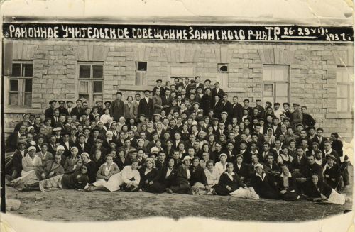 Заинские педагоги изображены на старинном фотоснимке 1937 года
