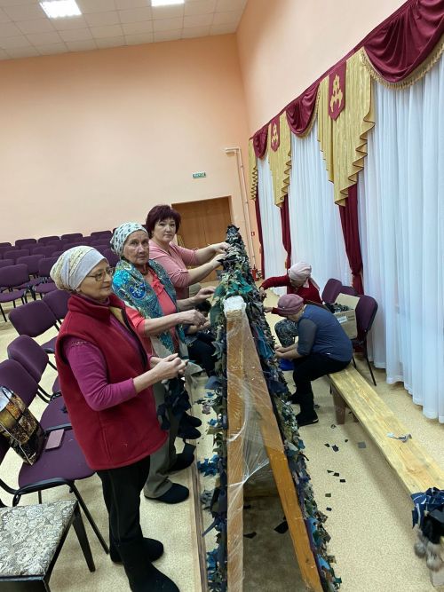 Югары Шепкә халкы  да хәрбиләргә маскировка челтәрләре үрә
