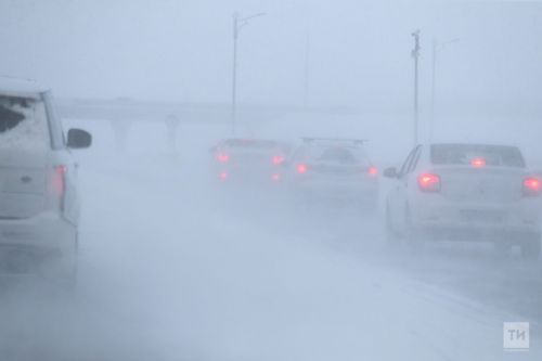 Из-за сильного ветра и метелей водителей Татарстана просят соблюдать особую осторожность