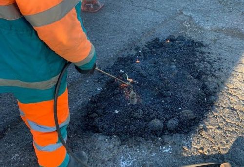В Заинске на автодорогах начался ямочный ремонт