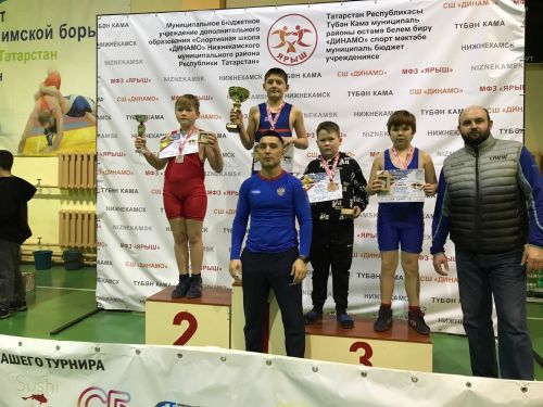 Яшь көрәшчеләр чемпионнар булдылар