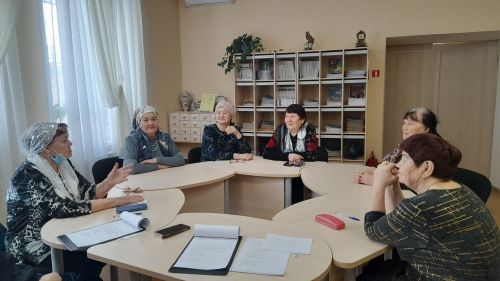 В заинской библиотеке поздравили участниц клуба «Сөмбелә»