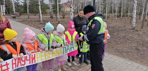 Сотрудники ГИБДД подарили детям книжки
