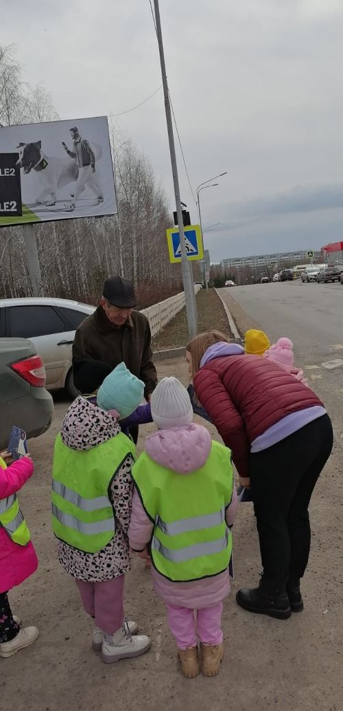 Сотрудники ГИБДД подарили детям книжки