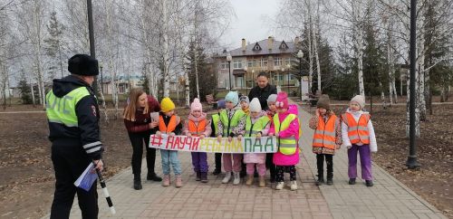 Сотрудники ГИБДД подарили детям книжки