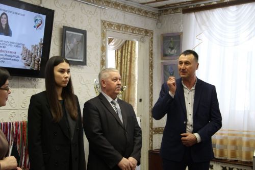 Зәйдә балалар чемпион белән шахмат уйнады
