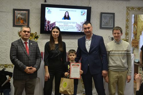Зәйдә балалар чемпион белән шахмат уйнады