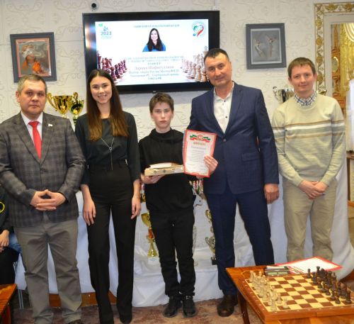 Зәйдә балалар чемпион белән шахмат уйнады