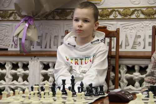 Зәйдә балалар чемпион белән шахмат уйнады